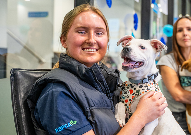 Volunteer Jess with puppy.